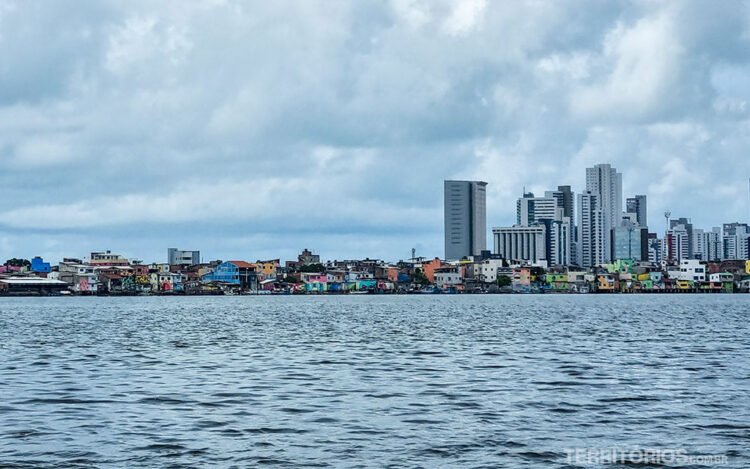 Skyline de Recife visto do rio Capeberibe