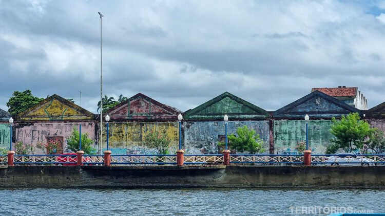 Docas coloridas em Recife visto do rio Capeberibe