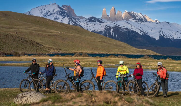 Grupo do primeiro tour de e-bike da Patagônia chilena