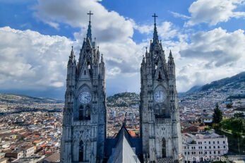 Basílica do Voto Nacional e cidade de Quito