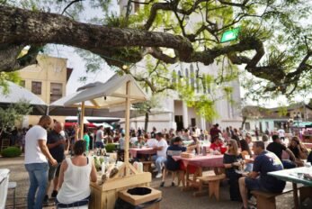 Pessoas em festa na praça no interior.