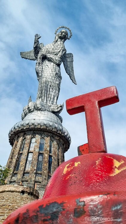 Letra Tesão vermelha de madeira com símbolo de Quito