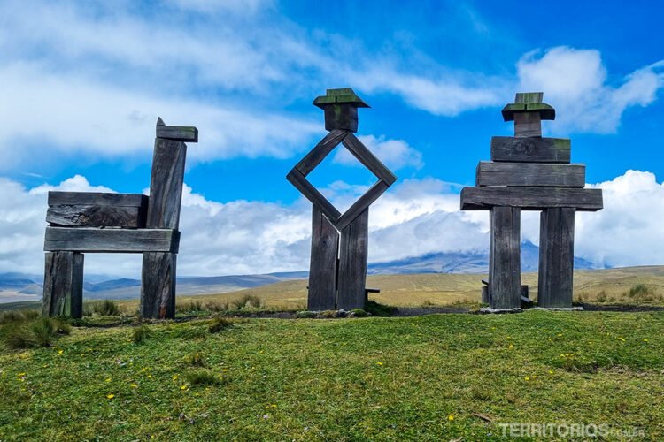 Estátuas de madeira são os guardiões do Vulcão Cotopaxi