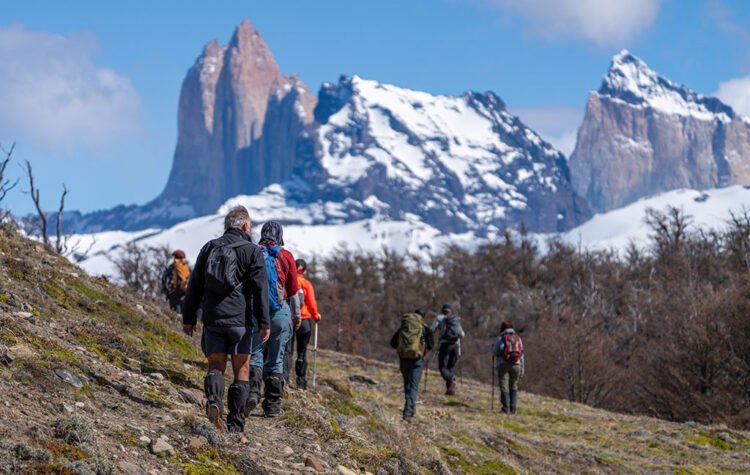 Pessoas caminham em direção às Torres da Patagônia Chilena