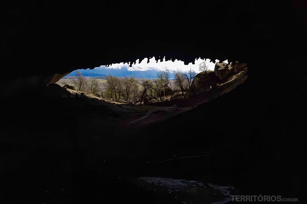 Vista do interior de uma caverna na Patagônia chilena