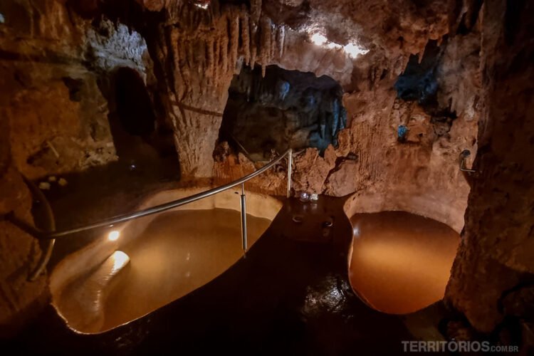 Caverna com piscinas termais em spa de Cuenca