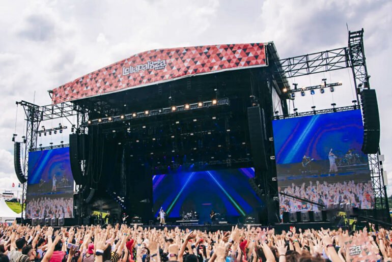 Palco de festival de música que acontece em março no Brasil
