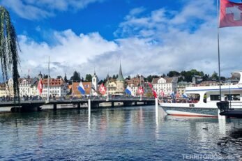 Céu com nuvens, casas na margem do lago Lucerna com barco