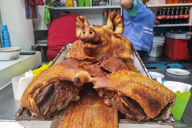 Hornado vem deste porco exposto no mercado e parte tradicional da culinária equatoriana