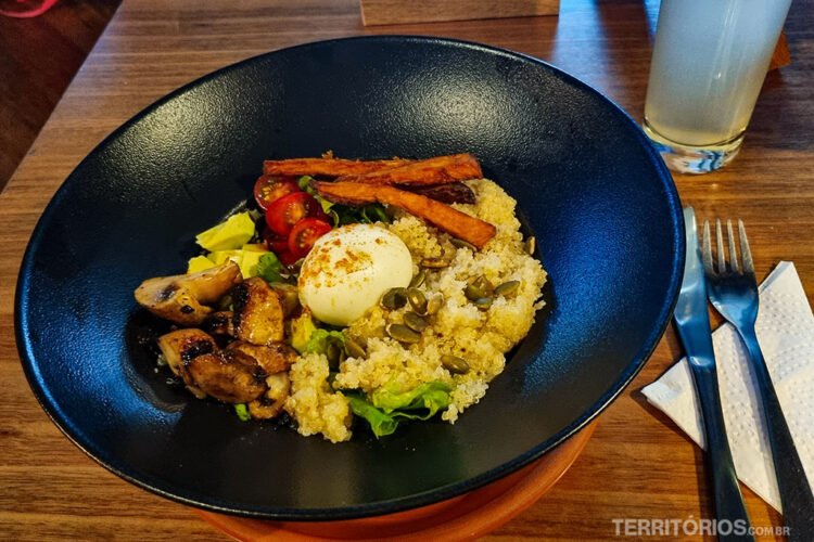 Prato servido com cogulemos e quinua, típico da culinária equatoriana