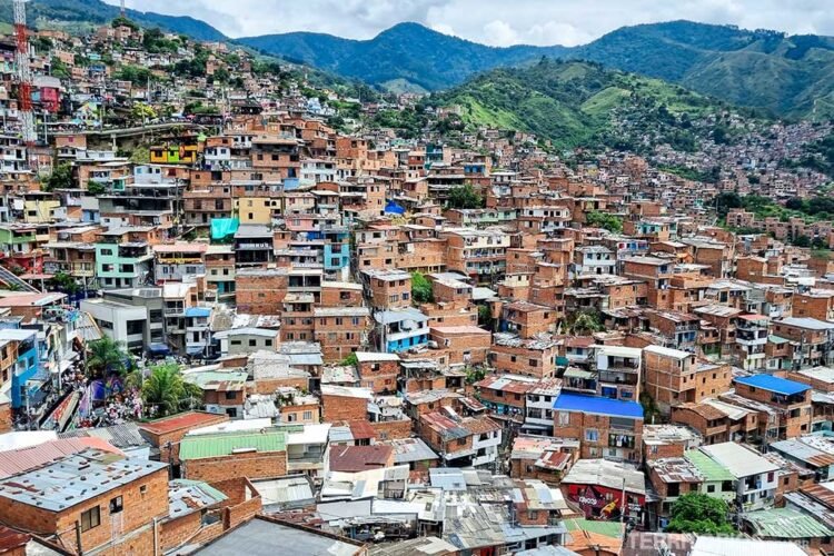 Casas em morro na favela Comuna 13, em Medellín