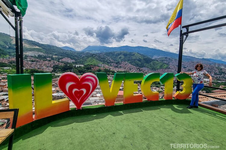 Mirante para Medellín na Comuna 13 com letreiro colorido.