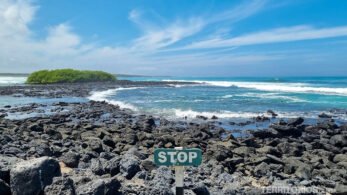 Placa de pare (stop) em praia de Galápago