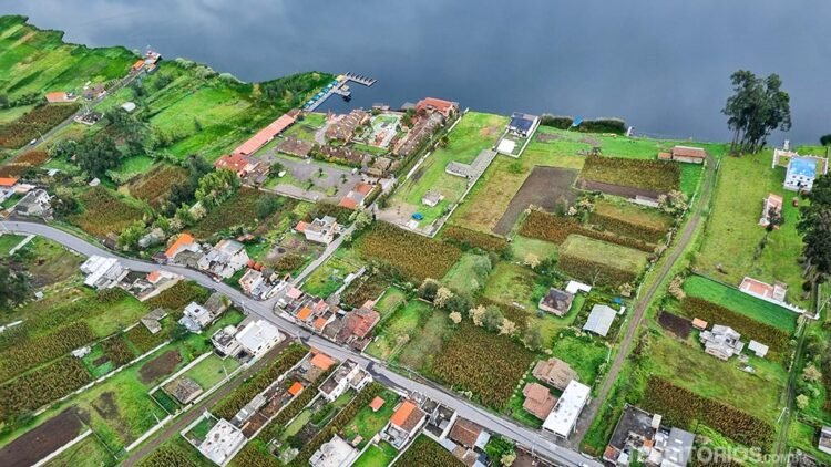 Vista para Otavalo durante o passeio de balão. Lago no topo, plantações de milho e poucas casas