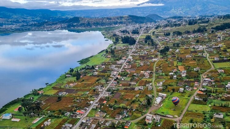 Cidade Otavalo visto do voo de balão