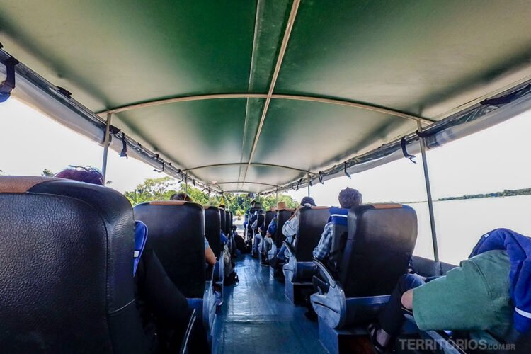 Transporte em barco a motor entre Coca e Napo