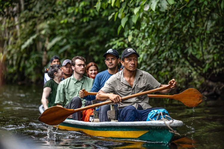 Passageiros levados por indígena de Napo em canoa pela selva