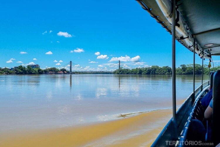 Vista de dentro de um barco para o rio Napo e a ponte da cidade Coca