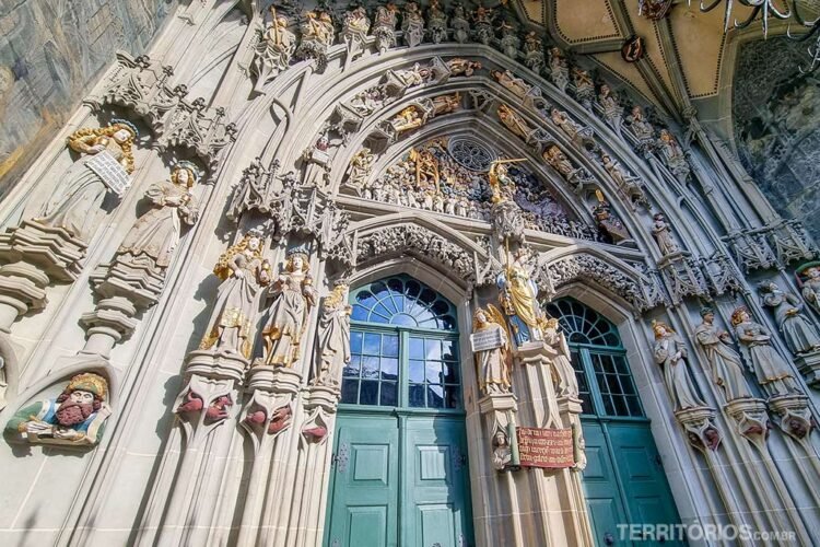 A porta principal da Catedral de Berna representa o Juízo Final com cerca de 300 esculturas