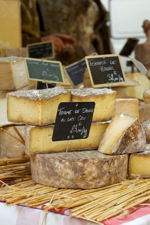 Queijos no Marché Bastille, um dos mercados locais da França