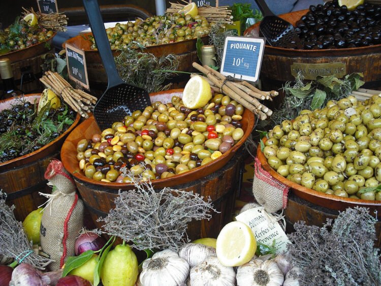 Azeitonas nos mercados locais da França