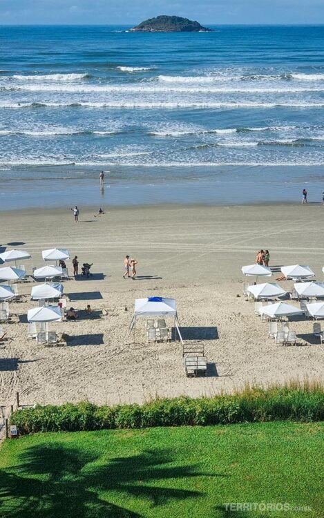 Barracas na areia na praia de Riviera de São Lourenço