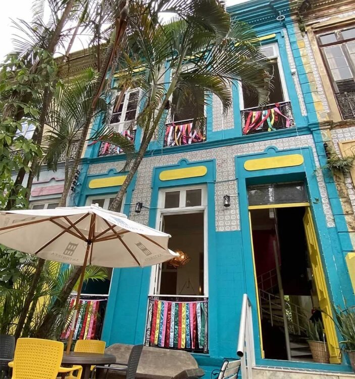 Fachada de casa colonial pintada de azul com detalhes amarelos e azulejos com essas cores. Um dos hotéis de Belém.