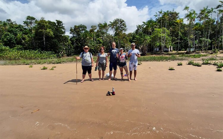 Grupo de turistas com guias na Ilha de Santana