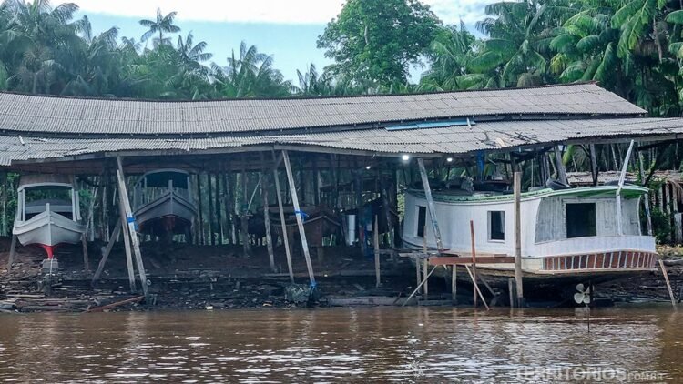 Estaleiro na Ilha de Santana, no rio Amazonas