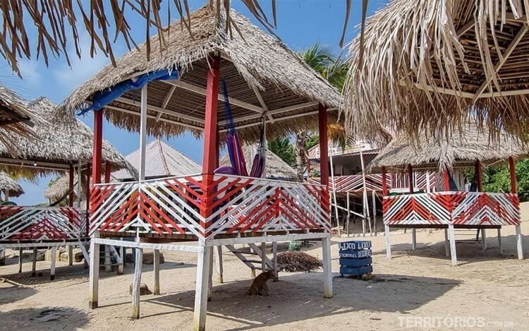 Praia do Pesqueiro com casinhas de madeira e palha na Ilha de Marajó.