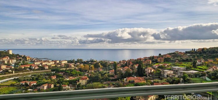 Paisagem da vilarejo e mar da Riviera Francesa visto do ônibus da FlixBus
