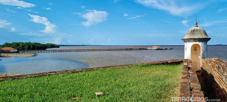 Vista para o Rio Amazonas e trapiche do alto da Fortaleza de São José de Macapá