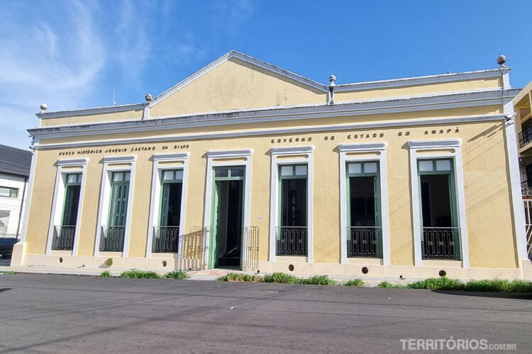 Fachada colonial do
Museu Histórico Joaquim Caetano da Silva pintada de amarelo, no centro de Macapá
