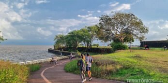 Corredores e ciclistas no Parque do Forte