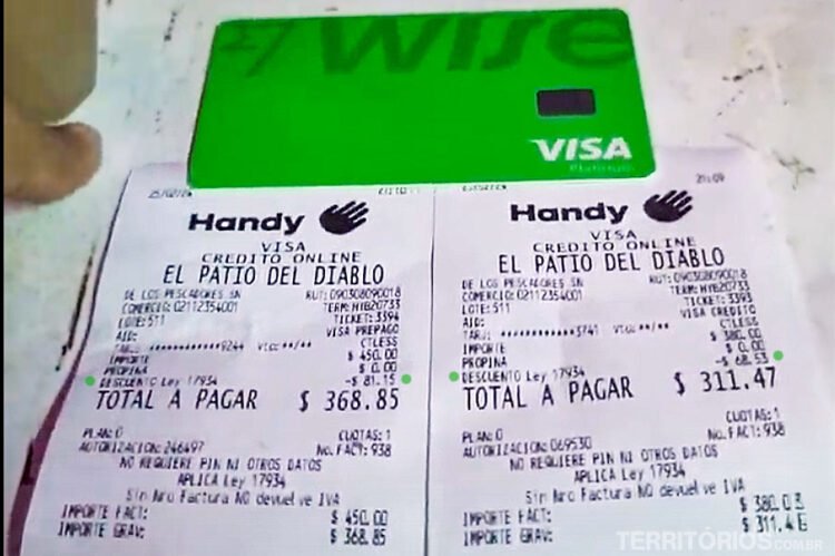 Conta em restaurante no Uruguai paga com cartão físico Wise, de cor verde.