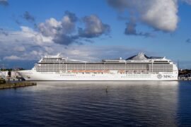 Cruzeiros: as experiências mais inusitadas que acontecem em alto-mar Navio de Cruzeiro para navegar em alto-mar atraca em porto desconhecido