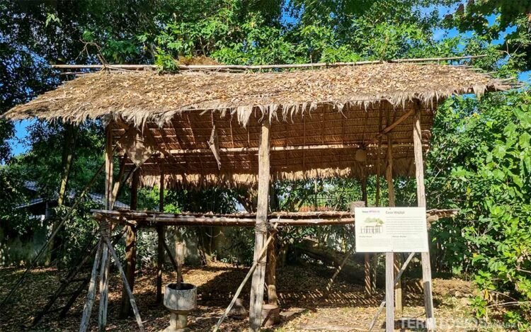 Casa familiar dos povos Wajãpi onde a parte de cima é para dormir e a de baixo para atividades cotidianas como brincadeiras e cozinhar