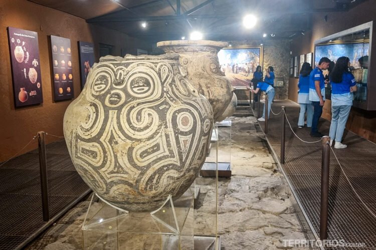 Museu expondo cerâmicas marajoaras