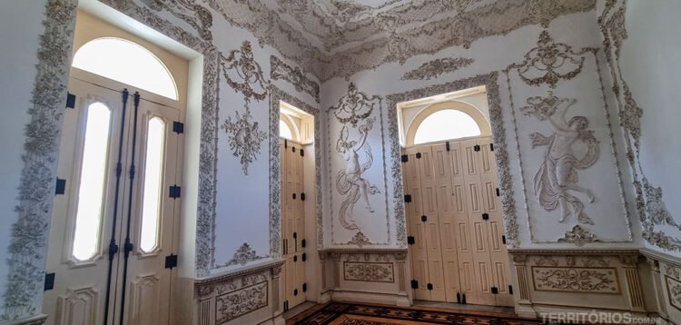 Interior de casa antiga com decoração art noveau em Belém