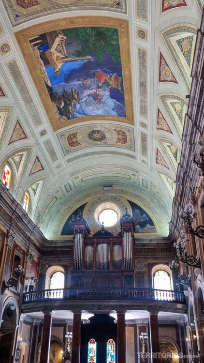 órgão de igreja histórica em Belém