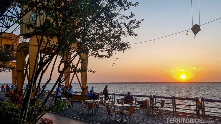 Mesas em deck com vista para o rio