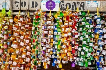 Vidros de óleos coloridos em mercado