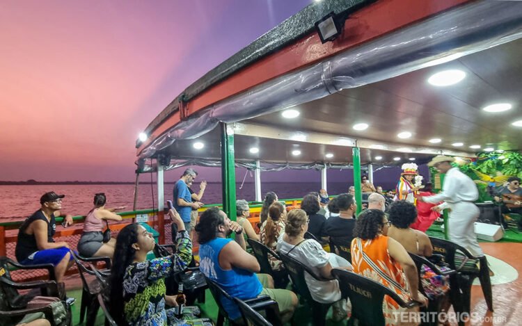 Crepúsculo no barco