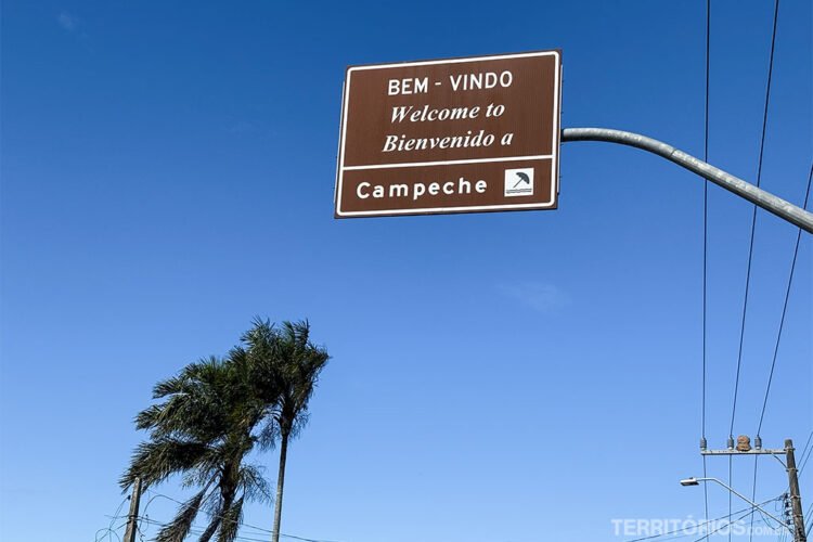 Placa de sinalização na entrada do Campeche, céu azul