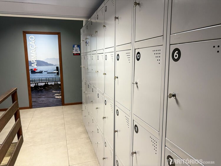 Armários locker no hostel