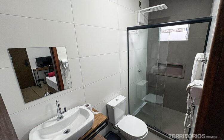 Banheiro da suíte privativa do Smart Hostel