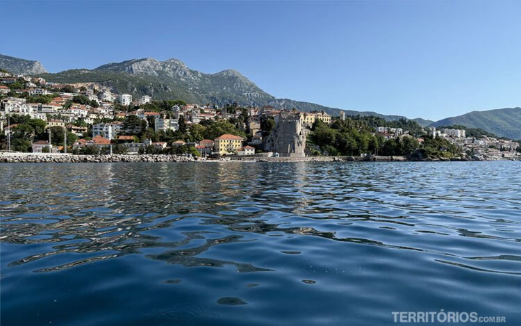 Baía de Kotor vista do barco em frente a Hereg-Novi.