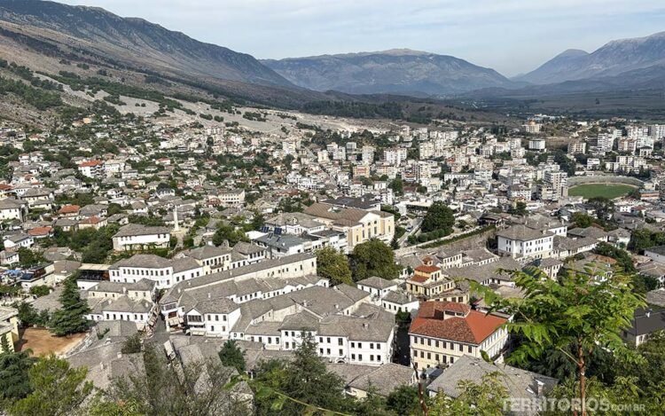 Cidade medieval Gjirokastër vista do castelo