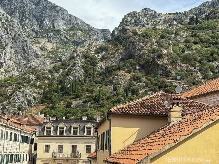 Cidade medieval encravada nas montanhas com igreja e fortaleza no alto