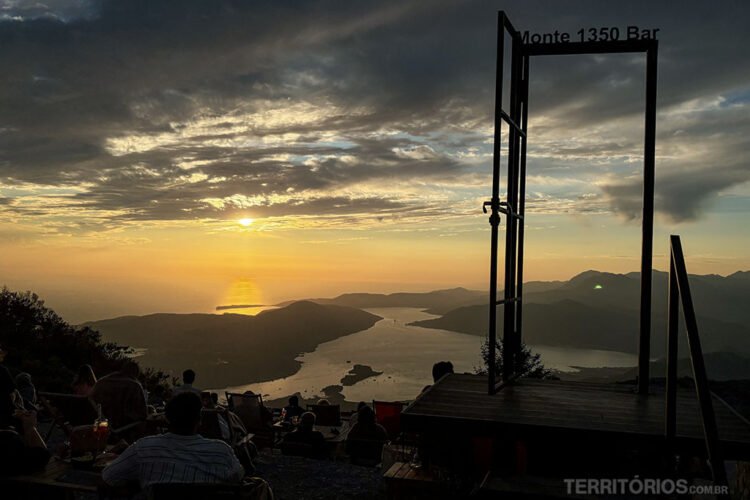 Porta em mirante para a Baía de Kotor no pôr do sol